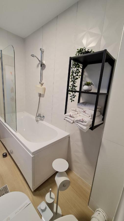Zander Home Apartment Буштени Экстерьер фото